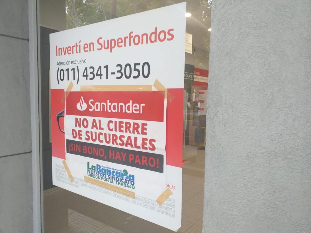Afiches pegados en las sucursales del Santander