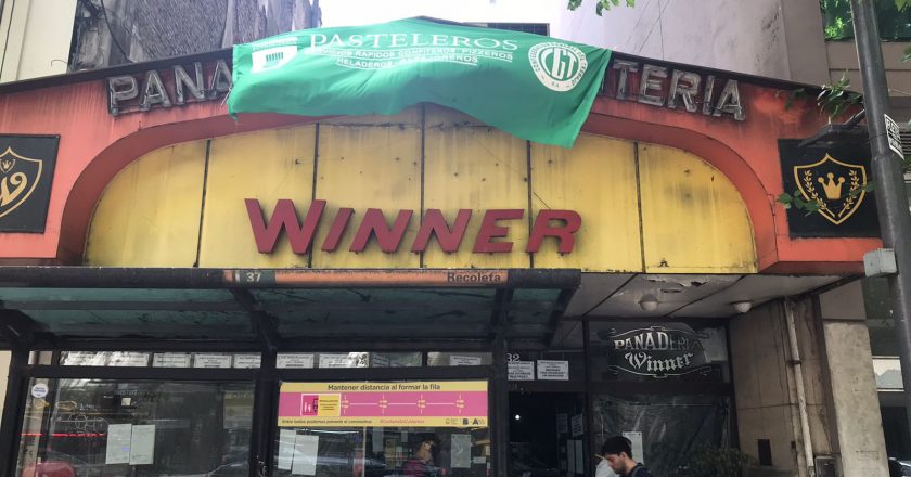 Empleados de la confitería Winner de Recoleta resisten al cierre: llevan 50 días de permanencia en el establecimiento