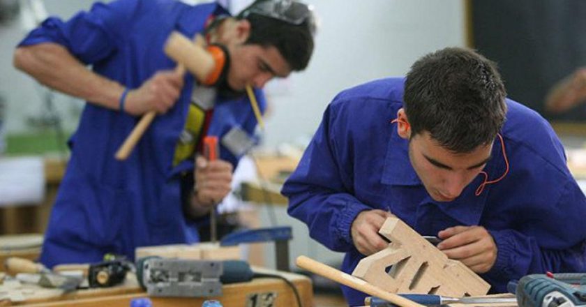 Los jóvenes argentinos tienen los salarios en dólares más bajos de la región