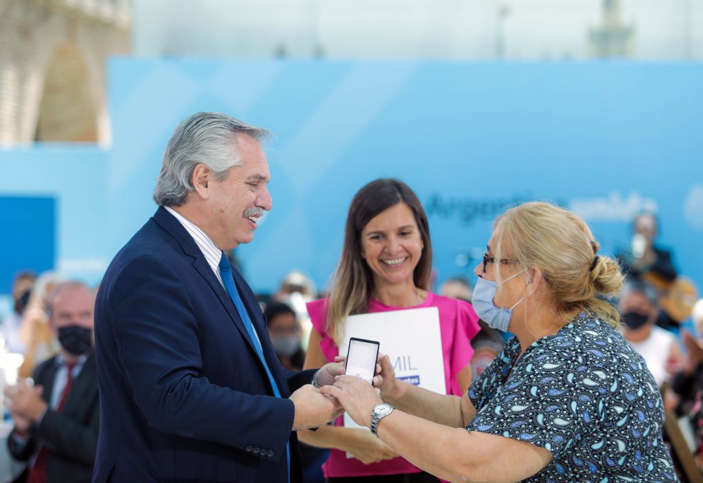 El presidente, Alberto Fernández, acompañado de la titular de la ANSES, Fernanda Raverta