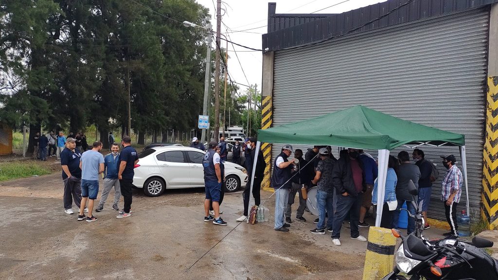 En medio de los cruces por los bloqueos que terminaron con el cierre de una pyme, Daer respaldó al líder de los Químicos Facundo Aveiro