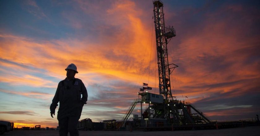 Los gremios petroleros patagónicos presionaron y lograron que este mes se revise la paritaria de la actividad
