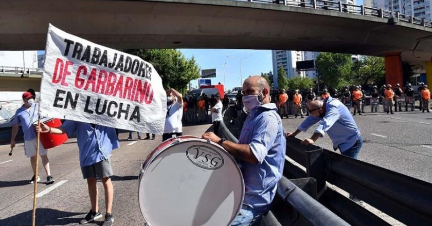 #GarbarinoNoPaga Despedidos y sin indemnización, empleados de la cadena de electrodomésticos cortan Puente Pueyrredón para reclamar respuestas
