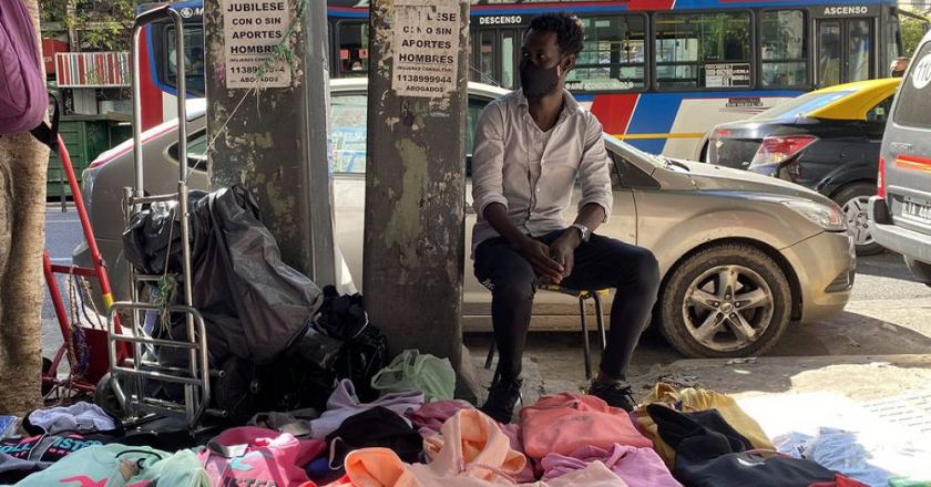 Manteros y vendedores ambulantes de Once reclaman regularización de la actividad con festival y Reyes Magos: «No somos delincuentes y lo que queremos en paz»