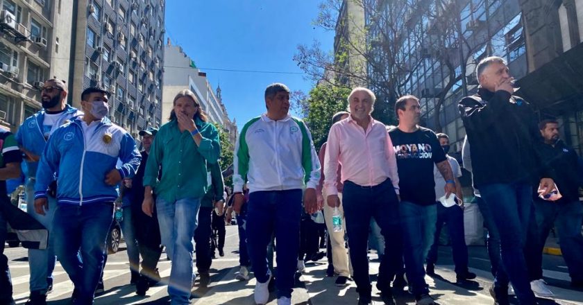 Moyano escala la tensión con Chile y lleva a los camioneros a la embajada para exigir que agilicen el paso fronterizo que tiene 3 mil varados