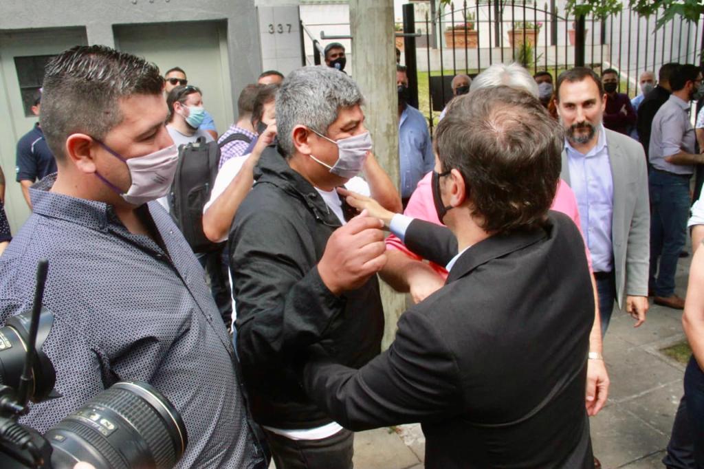 Moyano escala la tensión con Chile y lleva a los camioneros a la embajada para exigir que agilicen el paso fronterizo que tiene 3 mil varados