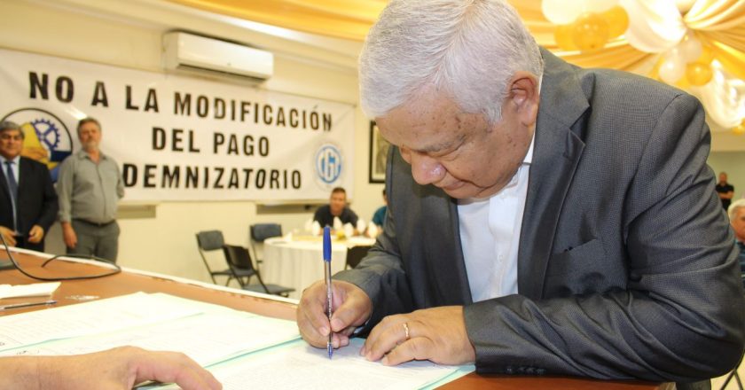 Federación de Papeleros acordó paritarias por un 52% y un bono de $45.000