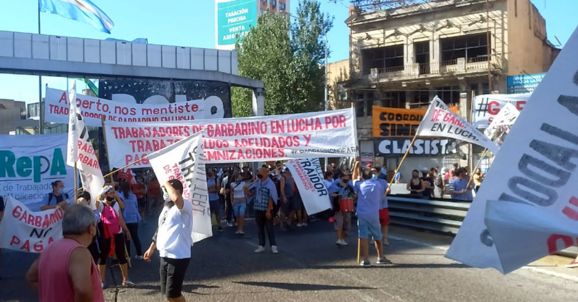 Despedidos de Garbarino levantaron el corte en el Puente Pueyrredón tras ser convocados a Trabajo