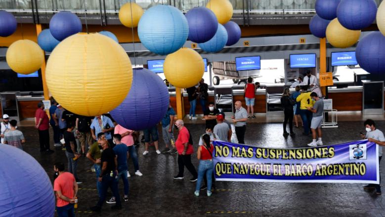 Marítimos de Buquebus protestaron en la terminal con el apoyo de la CGT