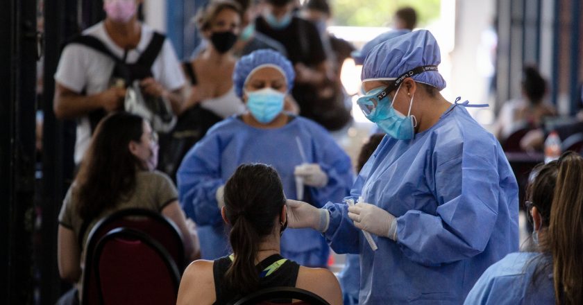 ¿Qué deben hacer los trabajadores que tienen síntomas de Covid-19 y ya no son atendidos en los centros de testeo?