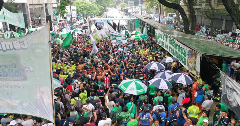 Moyano acercó posiciones con el Gobierno por la cobertura de las ART para los trabajadores contagiados y levantó la marcha que había convocado al Ministerio de Salud