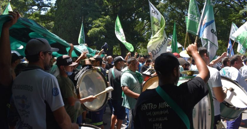 Moyano sostiene su agenda y Camioneros convoca a nueva marcha para reclamar que las ART cubran a los choferes que se contagian de Covid