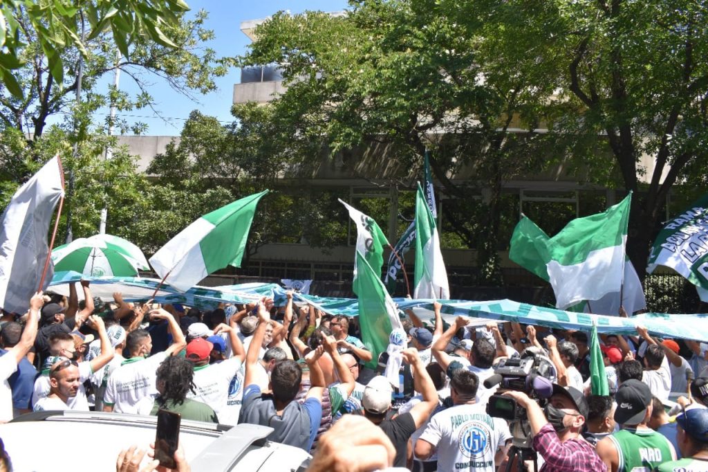 Moyano sostiene su agenda y Camioneros convoca a nueva marcha para reclamar que las ART cubran a los choferes que se contagian de Covid