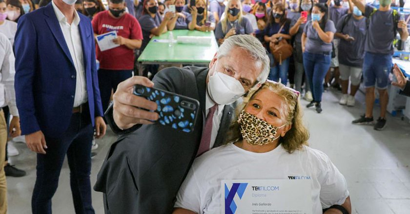 El Presidente visitó fábrica textil de Lugano que transformará 140 planes sociales en empleo genuino