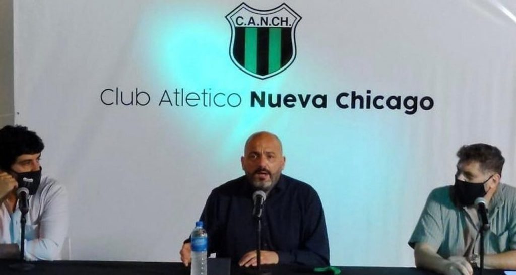 Se espesa el conflicto en Nueva Chicago: "Fueron directamente a mi casa, donde están mis hijos, y a la casa de mis padres que son dos personas mayores"