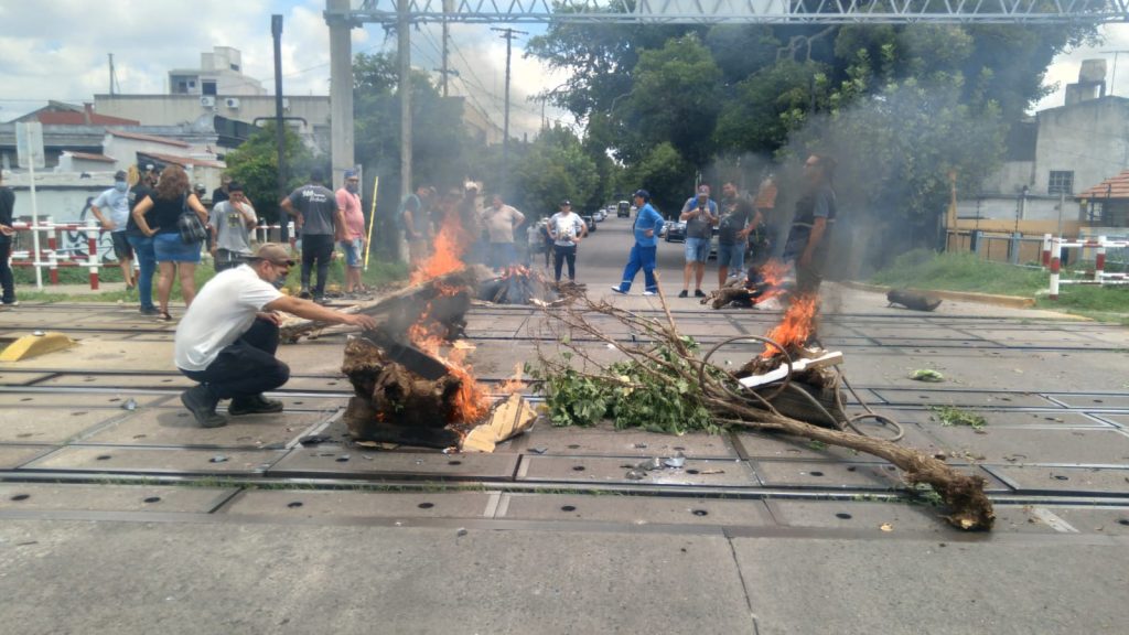 A un mes de la elección de la UOM Quilmes, trabajadores de Gri Calviño le tomaron la sede al "Barba" Gutiérrez y lo acusan de pactar con la empresa