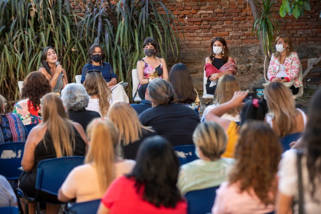 Las mujeres recuperaron el nivel de participación laboral previo a la pandemia pero advierten que "sólo 1 de cada 10 mujeres en edad de jubilarse tiene más de 30 años de aporte"