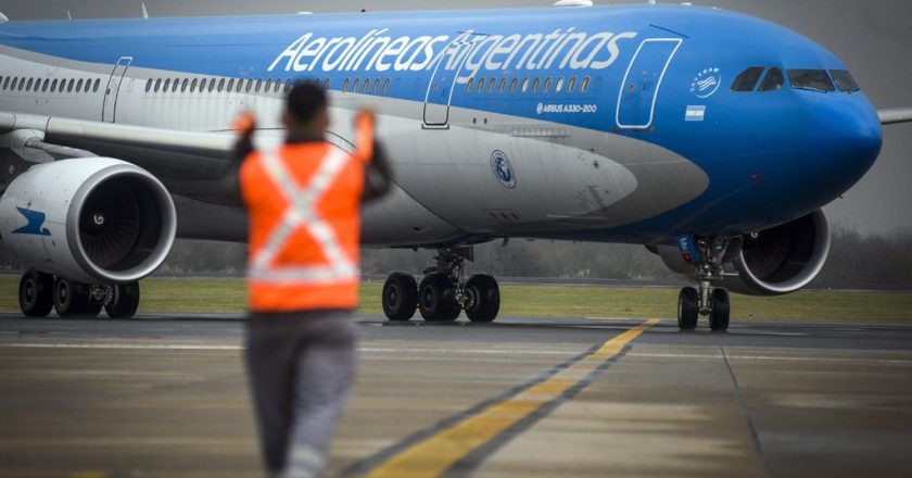 #AHORA Aerolíneas Argentinas reprograma un centenar de vuelos y a 12 mil pasajeros por el paro de controladores aéreos