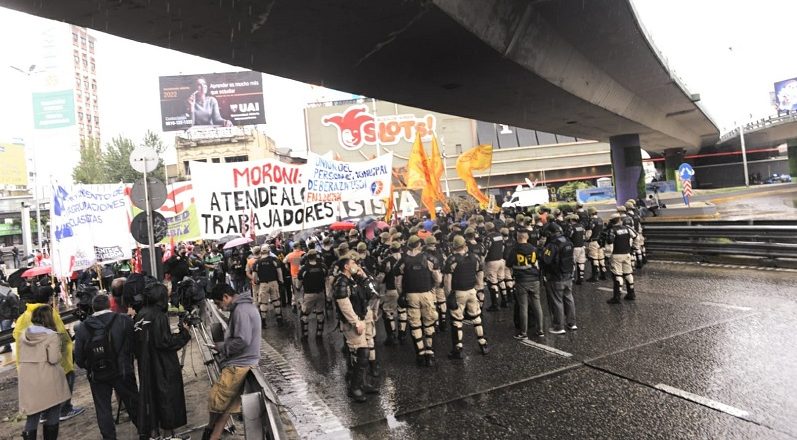 Trabajadores de distintos conflictos protestan en el Puente Pueyrredón por reclamos laborales