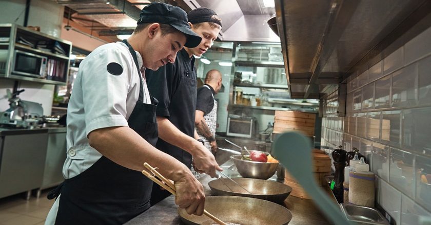 Avanza la reconversión y hoy se anunciarán los primeros 4 mil beneficiarios de planes sociales que pasarán al empleo formal en el sector gastronómico