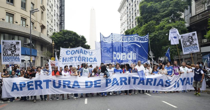 Docentes universitarios también van por paritarias antes del inicio de las clases