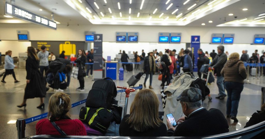 Arrancó el paro de controladores aéreos y ya hay 101 vuelos reprogramados: "No vamos a cambiar seguridad por plata"