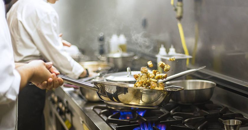 Empleo 2023: un informe asegura que la remuneración pretendida ronda los $300 mil pesos y que los perfiles más buscados son de gastronómicos y hoteleros