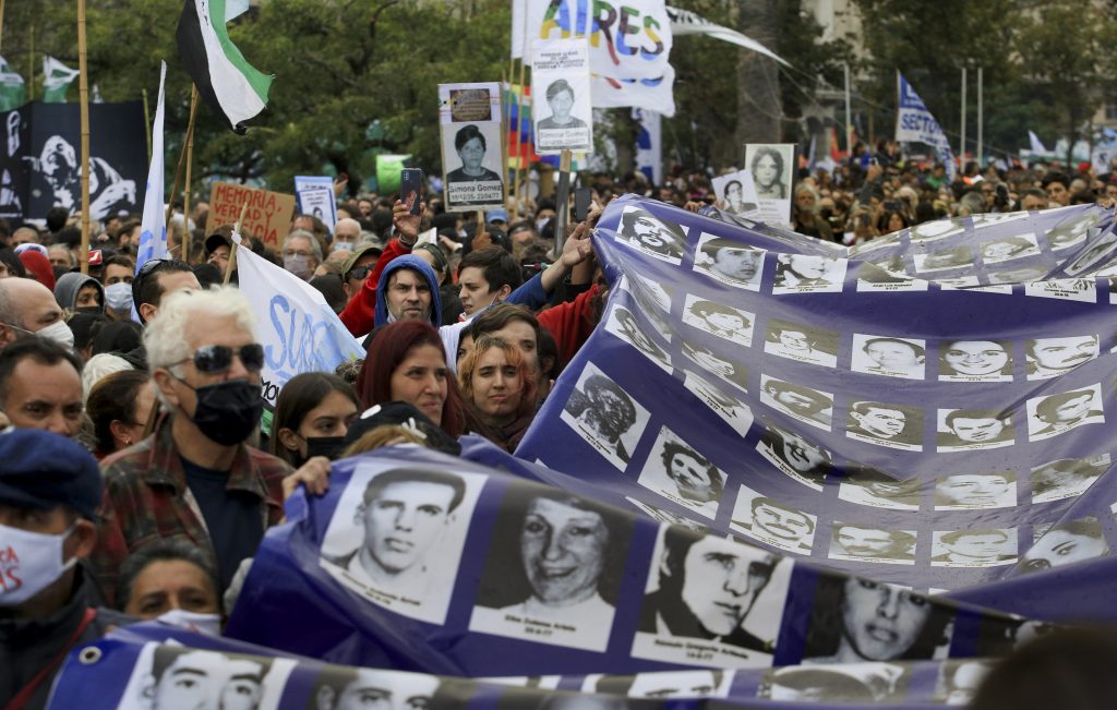 Con fuerte presencia gremial, una multitud se congregó en la Plaza de Mayo para conmemorar el Día de la Memoria