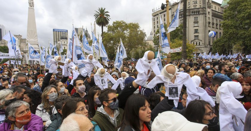 Con fuerte presencia gremial, una multitud se congregó en la Plaza de Mayo para conmemorar el Día de la Memoria