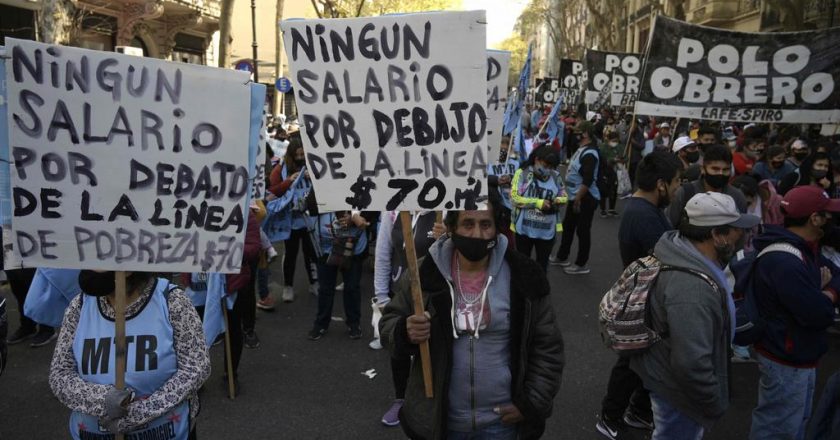 Organizaciones sociales y de izquierda se manifestaron en el marco de las negociaciones del Consejo del Salario: «Con la primera cuota el salario mínimo será de $39.000 contra una canasta de pobreza de $80.000»