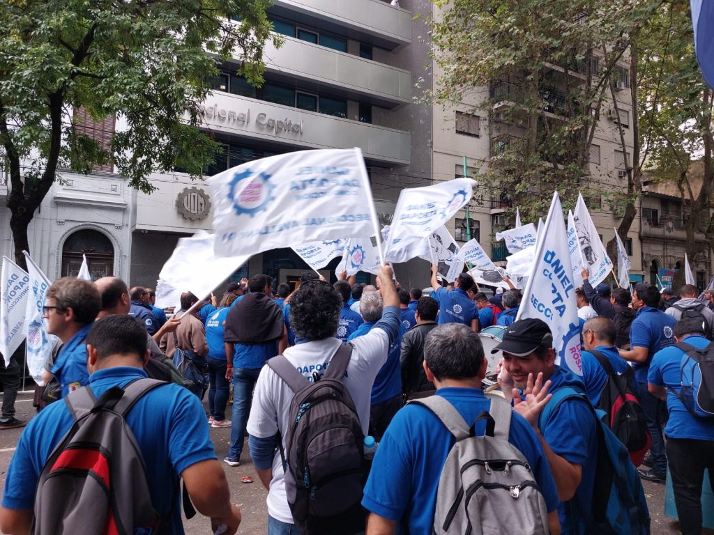 Caló no tuvo respaldo en las afueras de la UOM donde sólo había militantes de Furlan