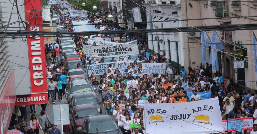 Los estatales jujeños salen el viernes a las calles para denunciar que el año pasado perdieron por 15 puntos la carrera contra la inflación y reclamar paritarias