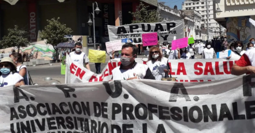 Docentes, estatales y profesionales de Jujuy marcharon por apertura de paritarias: «Hace cinco meses que los sueldos de los empleados estatales están congelados»