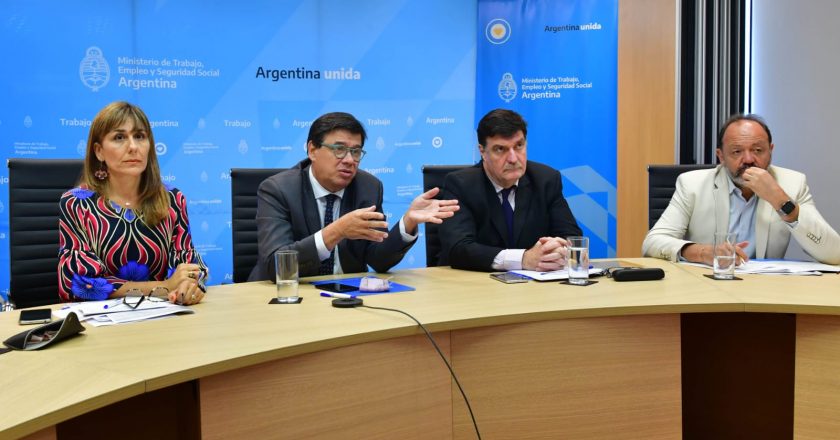 #AHORA El Salario Mínimo sube un 45%, llega a los $47.850 y podrá ser revisado antes de fin de año