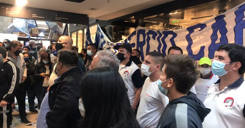 Protestas en el local de Bensimon del shopping Alto Palermo por deudas salariales e incumplimientos laborales