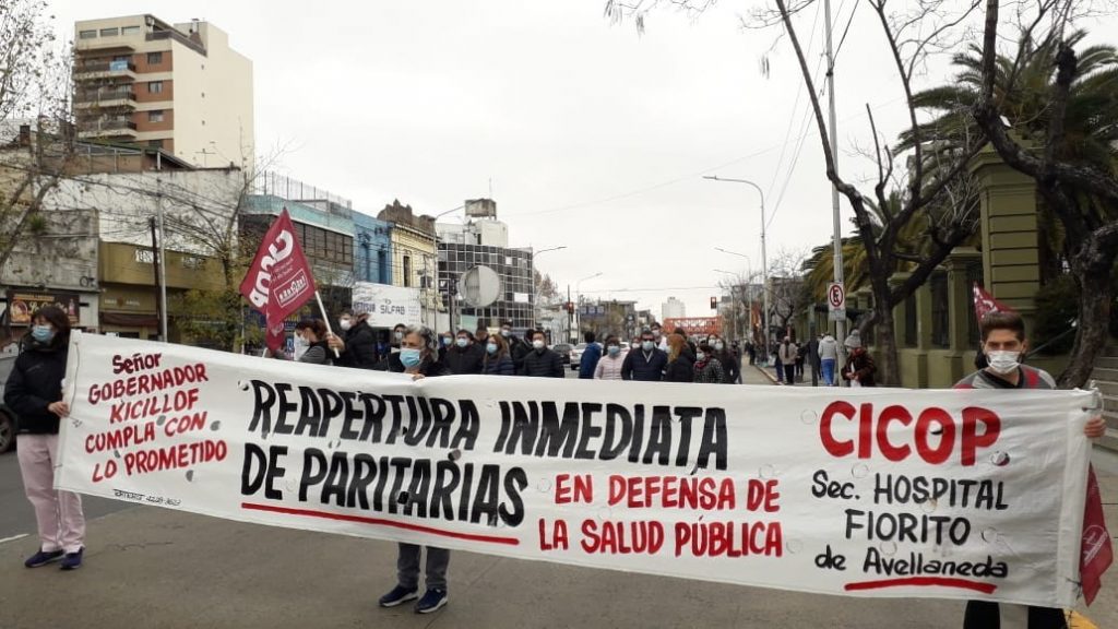 Tras el acuerdo con los estatales, los profesionales de la salud le piden a Kicillof que los convoque a paritarias