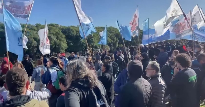 Ferroviarios tercerizados reclamaron el pase a planta con un corte de vías en el San Martín y un juez ordenó su detención