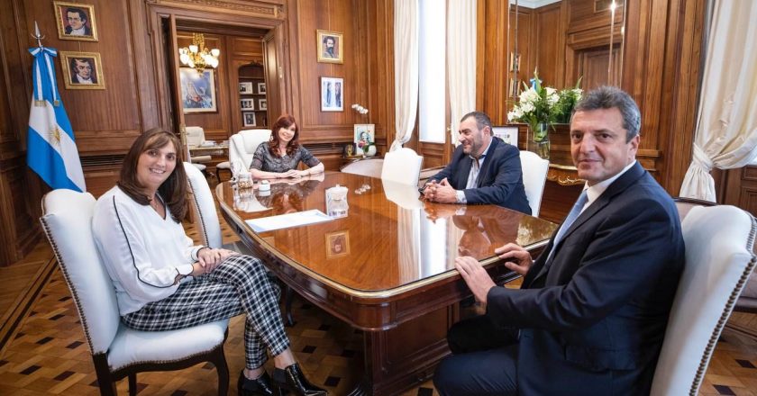 CFK marca el camino que pide para las paritarias y otorga un aumento general y uniforme de 20 mil pesos para los legislativos antes de las paritarias