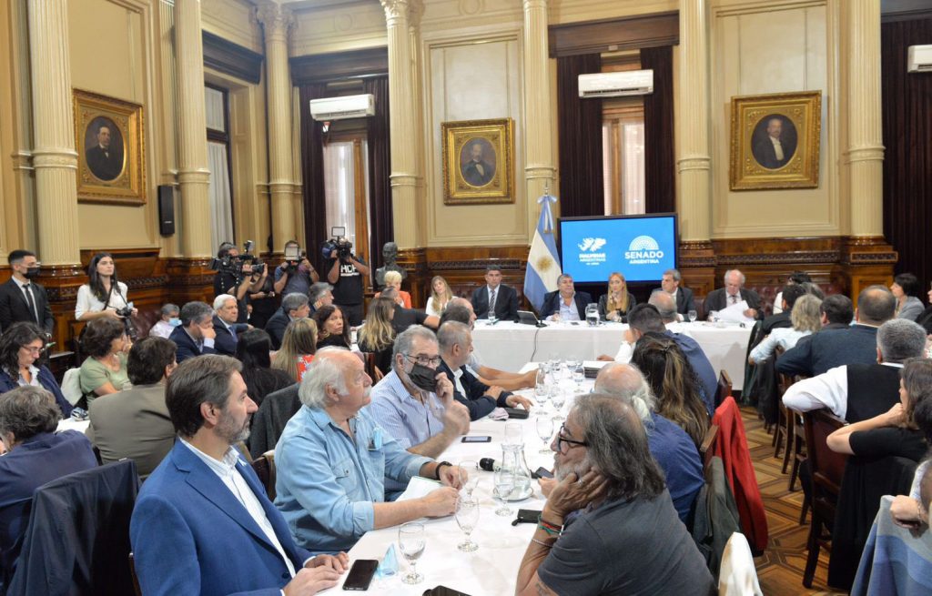 Pablo Moyano, las CTA, la Corriente Federal y el Frente Sindical se presentaron en el Senado a apoyar el proyecto que impulsa que "la deuda la paguen los que la fugaron"