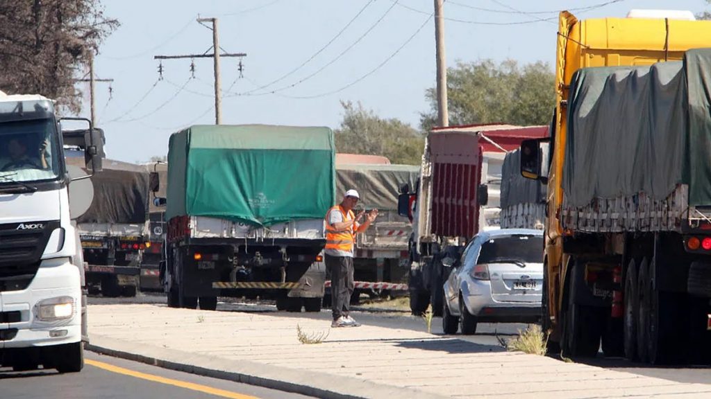 Camioneros autoconvocados se adelantaron al paro nacional anunciado para el 11 de abril por transportistas de granos y cortan rutas del sur de Córdoba por la falta de gasoil