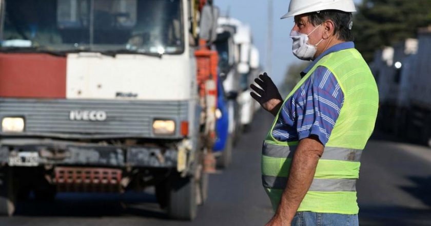 Camioneros autoconvocados se adelantan al paro nacional anunciado para el 11 de abril por transportistas de granos y cortan rutas del sur de Córdoba por la falta de gasoil