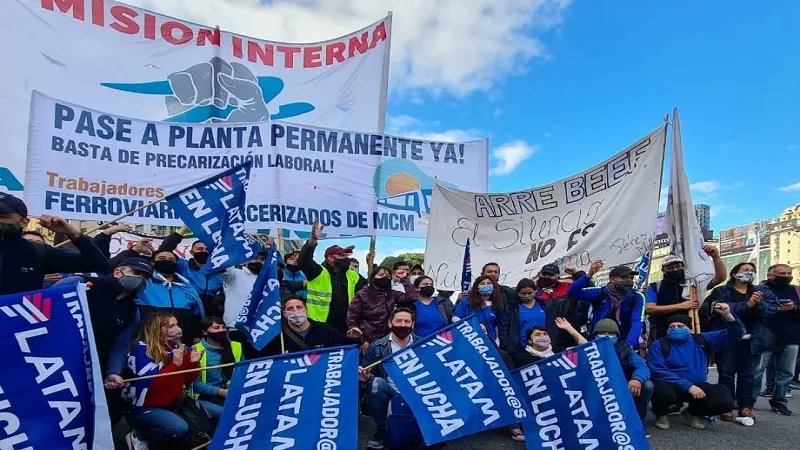 Trabajadores despedidos de Latam protestaron frente al aeroparque metropolitano