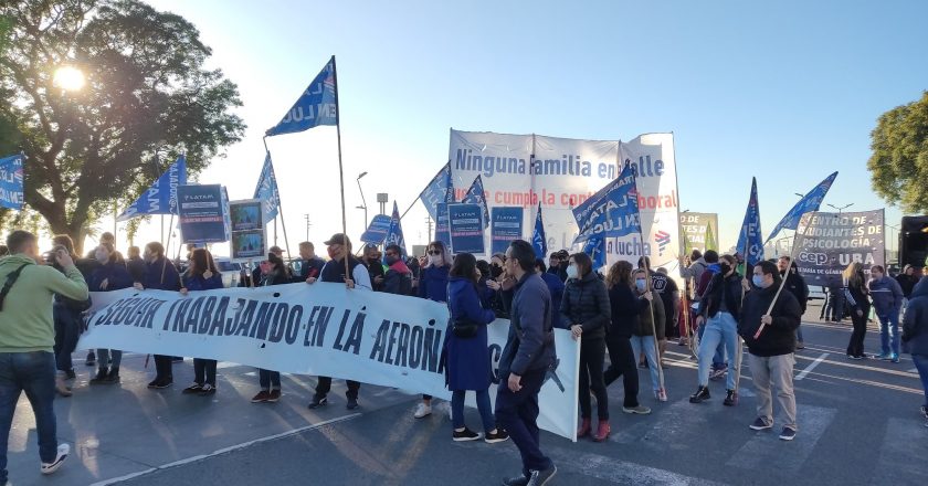 Trabajadores despedidos de Latam protestaron frente al aeroparque metropolitano