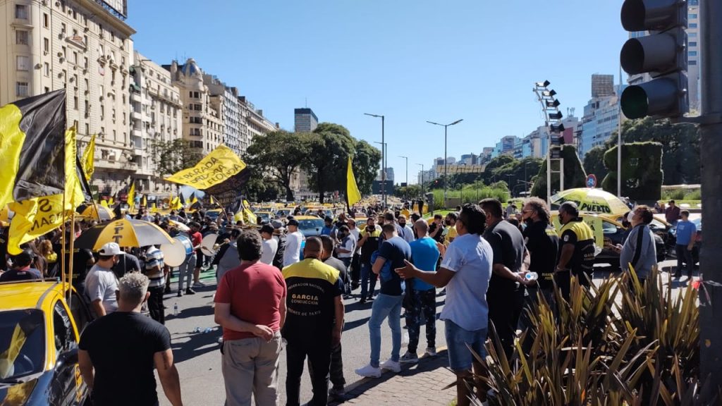 Aeropuertos Argentina 2000 habilitó una "parada" para Cabify y los taxistas protestan con un corte frente al Aeroparque