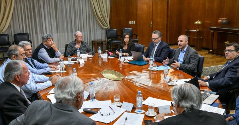 Funcionarios, la CGT y la UIA confirmaron que no habrá bono generalizado para trabajadores, pero sí habrá reapertura masiva de paritarias