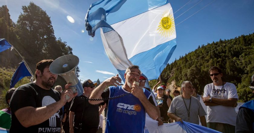 Tras comprobar que se trata de una «pantalla» que utiliza Lewis para impedir el acceso al Lago Escondido, la CTA Autónoma reclamó la intervención de la empresa Hidden Lake