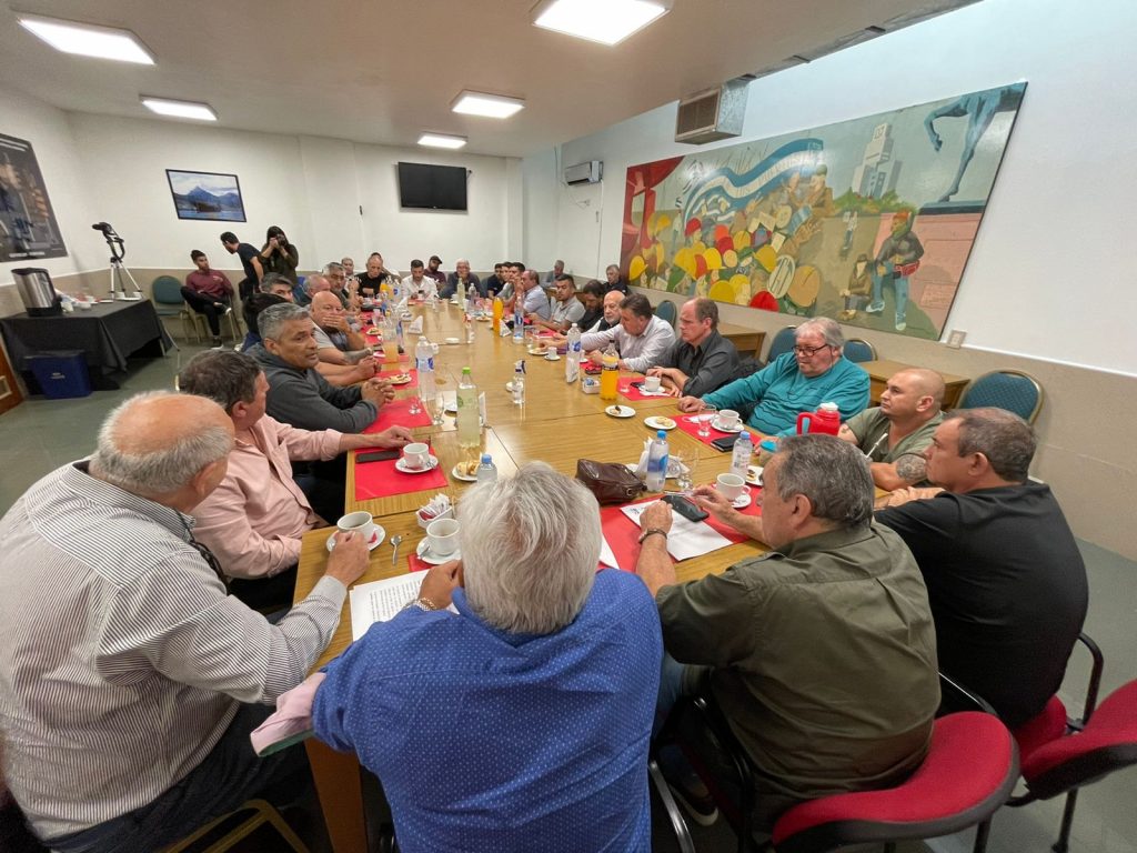 Por falta de definiciones respecto de las licitaciones, los gremios marítimos y portuarios paralizarán los puertos metropolitanos y la Hidrovía