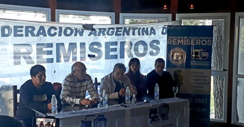 En Pinamar taxis y remises se unieron para presentar aplicaciones legales: «Tomarse un Uber es como comprar repuestos en desarmaderos y después quejarse de los robos»