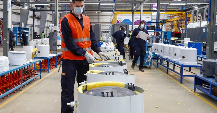 Tras 13 meses consecutivos de crecimiento, el empleo industrial alcanzó los niveles más elevados de los últimos 3 años, según la Universidad de Avellaneda