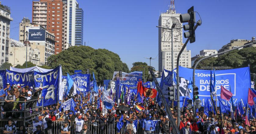 Sin la CGT, el gremio de las organizaciones sociales copó la 9 de julio y mandó su mensaje: «Vamos a estar en la calle apara apoyar y acompañar las medidas a favor del pueblo que tome el presidente»